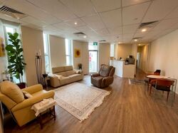 Palais Renaissance (D9), Office #632370671